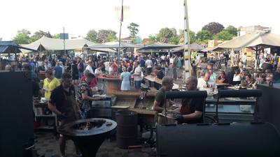 Barbecue, bier, beats en barbers in Goor begint zonnig