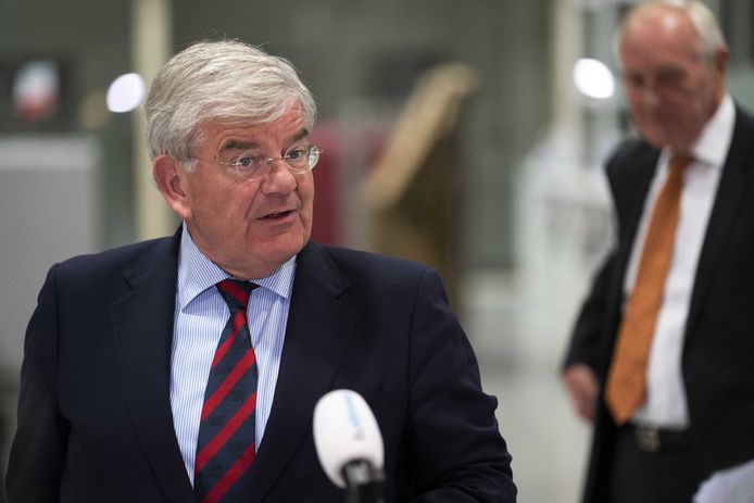 Burgemeester Jan van Zanen van Utrecht komt aan op het provinciehuis in Utrecht voor overleg met burgemeesters van de 25 grootste gemeenten.