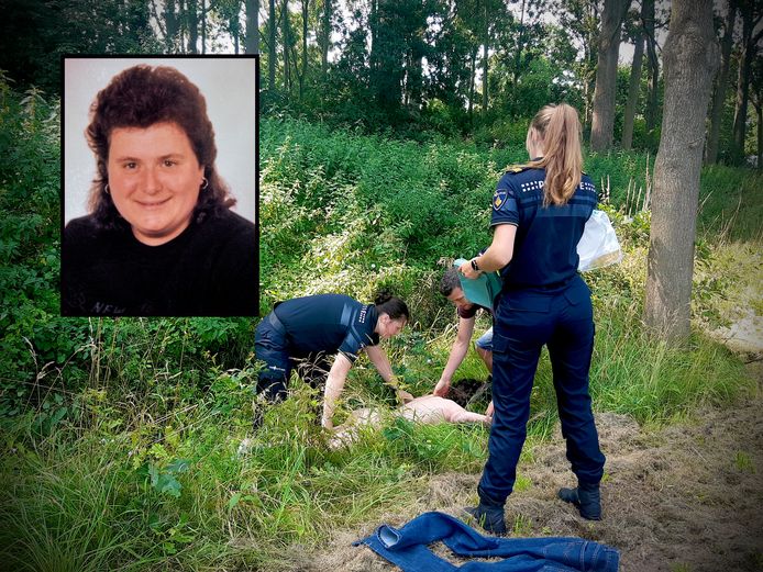 De politie werkt in de zaak van Wies Hensen (inzet) aan een reconstructie. In de sloot ligt een pop die het lichaam van de vrouw voor moet stellen.
