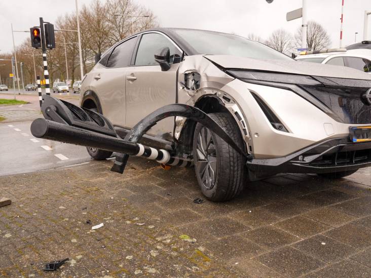 Botsing tussen twee auto’s in Helmond, paal met verkeerslicht omvergereden