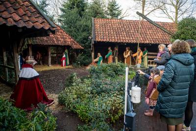 Wijze uit het oosten bij kerststal in Hertme: ‘Soms maken mensen slechte keuze, omdat ze het goede n