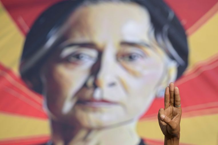 De groet met de drie vingers voor een afbeelding van Aung San Suu Kyi tijdens een protest tegen de militaire staatsgreep in Yangon, Myanmar, 15 februari 2021. Beeld REUTERS