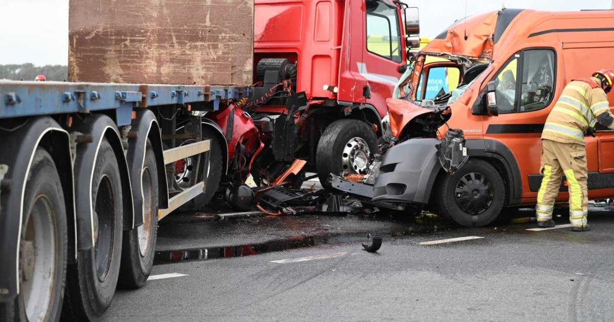 Vrouw overlijdt na zware botsing tussen vrachtwagen en camper in Dronten.