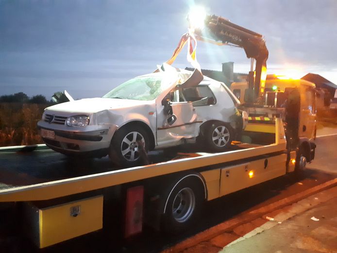 Twee 18-jarigen raakten zwaargewond in het Oost-Vlaamse Bavegem. Eén van hen verkeer in levensgevaar.