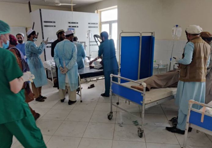 Verzorging van gewonden na de zware aardbeving in Afghanistan
