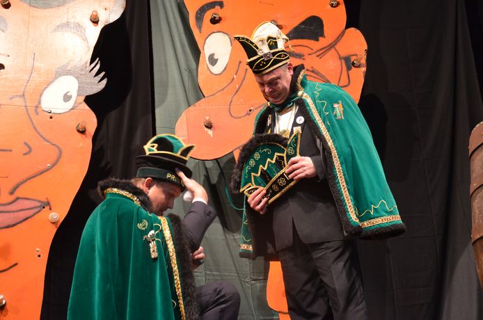 Opening carnaval Ninove 2022 - Prins Vitsken wordt kandidaat-lid van de Prinsencaemere.