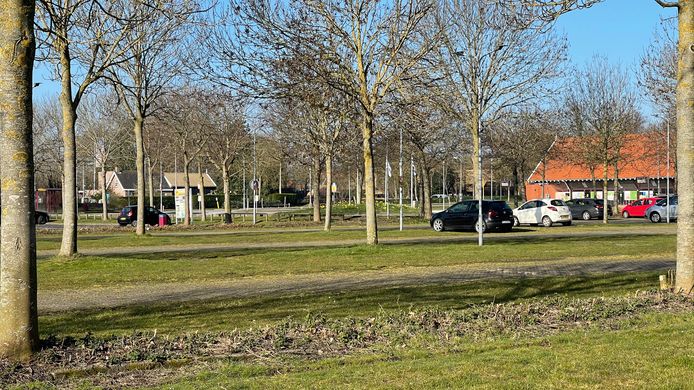 Parkeerterrein Transferium in Renesse, bedoeld om zoveel mogelijk verkeer uit het dorpscentrum te houden.