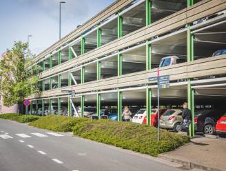 “Is mevrouw wel nog rijgeschikt?” tachtiger pleegt vluchtmisdrijf na aanrijding op parking UZ Gent 
