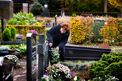 Heezense Marjo eert haar wijze vader, zelfs na 50 jaar verzorgt ze zijn graf met Allerzielen