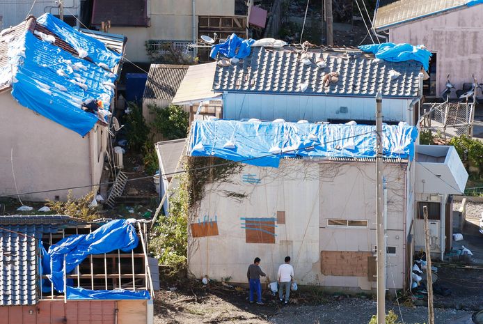 De schade aan woningen in een buitenwijk van Tokio is groot.