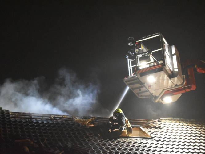 Schoorsteenbrand slaat over naar dak in Bemmel, huis onbewoonbaar