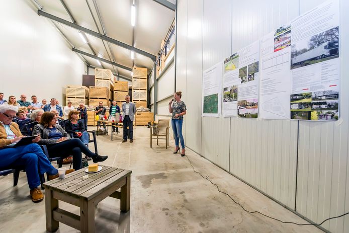 In een aardappelloods krijgen Bergse politici in 2016 te horen dat de buurt niet op Buitenplaats Bergen op Zoom zit te wachten. Het verzet komt zowel van Bergenaren als inwoners van Roosendaal.