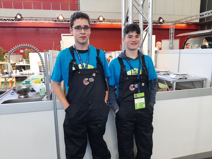 Johan Dekker en Julian Geerts tijdens hun pauze.