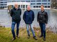 Grondwaterexperts Martijn Heuvelmans, Roel Koekoek en Tom Grobbe van Vechtstromen voor het kantoorgebouw in Almelo.