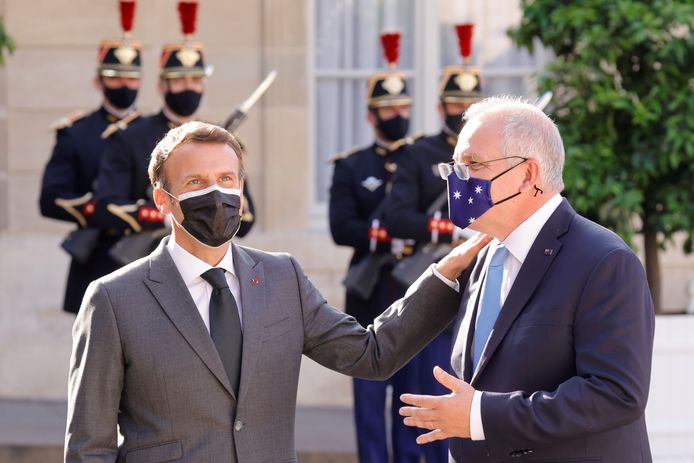 De Franse president Emmanuel Macron en de Australische premier Scott Morrison in Parijs afgelopen zomer, toen alles nog koek en ei was tussen de twee leiders.