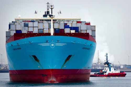 Het Japanse vrachtschip Carsten Maersk arriveert donderdag in de haven van Rotterdam. Foto ANP