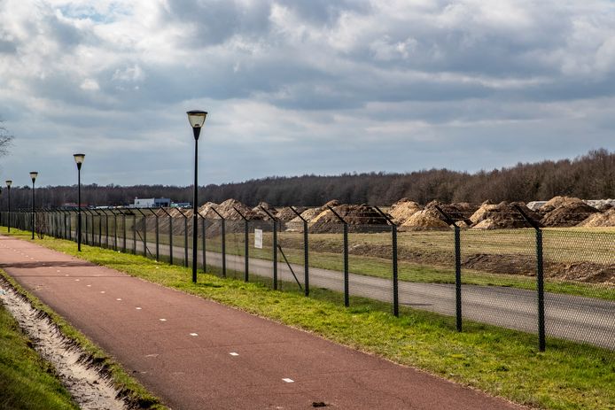 Op het voormalig zweefvliegveld, pal naast zonnepark Welschap, wil Defensie een nieuwe parachutistenschool gaan bouwen.