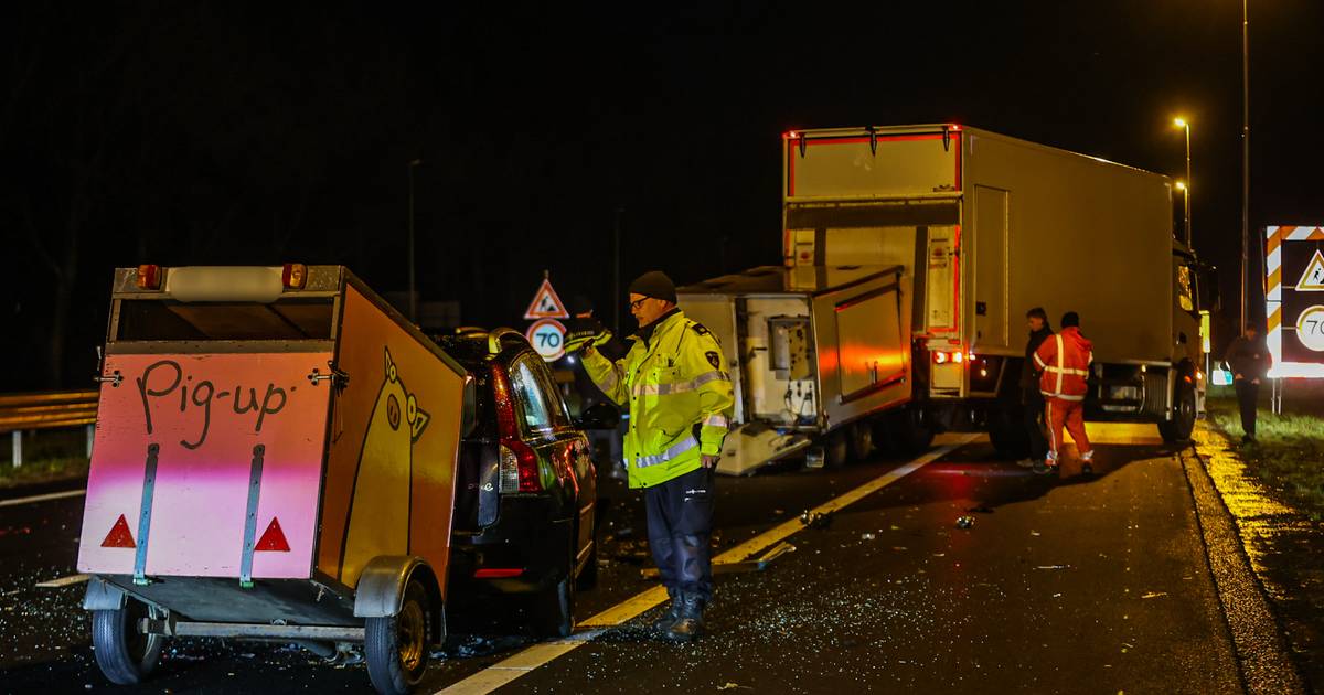 Automobilist botst achterop vrachtwagen op de A7 bij Oudehaske