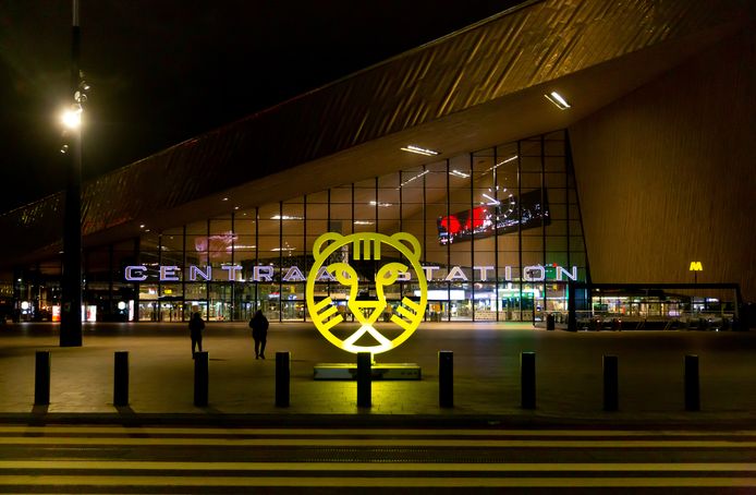 Het logo van het International Film Festival Rotterdam  (IFFR) voor het Centraal Station in Rotterdam.