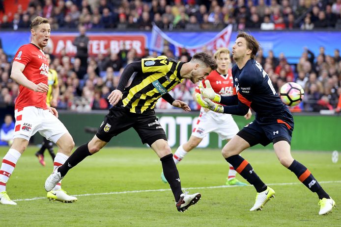 Ricky van Wolfswinkel scoorde twee keer tijdens de bekerfinale tussen Vitesse en AZ (2-0).