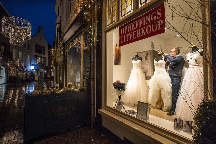 breda-foto : ron magielse
trouwwinkel angelique op de hoek van de veemarktstraat en catharinastraat sluit eind januari 2019 haar deuren.