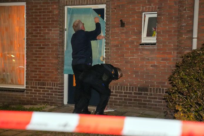 De politie doet onderzoek na de dodelijke steekpartij in een woning aan de Klaproosstraat in Asten.