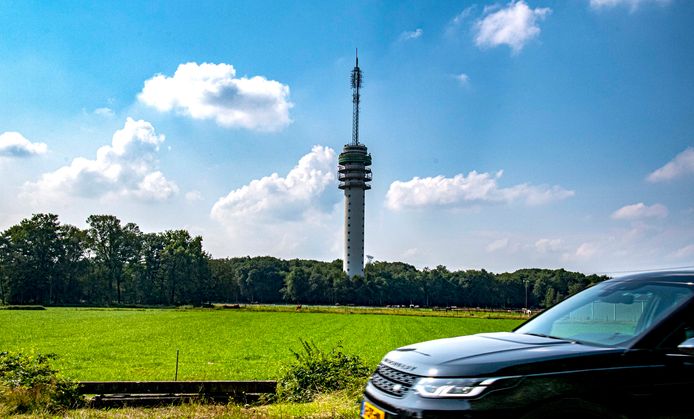 De Televisietoren van Loon op Zand vanaf de Udenhoutseweg. Bovenin, waar de antennemast begint, zit de 'Sky Lounge' van Hosting2GO.