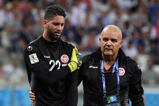 Tunisia's goalkeeper Mouez Hassen (L) leaves the pitch after injuring his shoulder during the Russia 2018 World Cup Group G football match between Tunisia and England at the Volgograd Arena in Volgograd on June 18, 2018. / AFP PHOTO / Mark RALSTON / RESTRICTED TO EDITORIAL USE - NO MOBILE PUSH ALERTS/DOWNLOADS