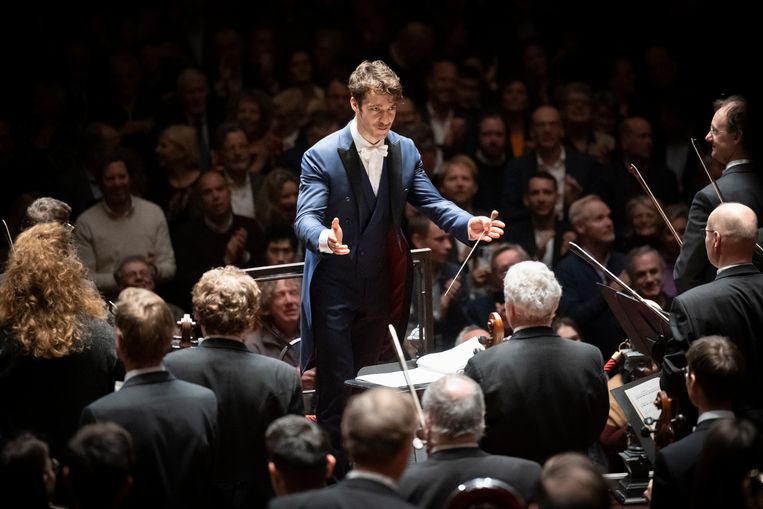 Lorenzo Viotti dankt de musici van de Münchner Philharmoniker. Beeld Simon van Boxtel