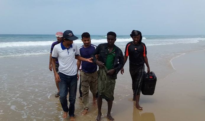 Een migrant wordt opgevangen op het strand. Voor de kust van Jemen zijn gisteren 46 migranten omgekomen nadat hun boot was gekapseisd. Dat meldt de aan de Verenigde Naties verbonden Internationale Organisatie voor Migratie (IOM), die de foto maakte.