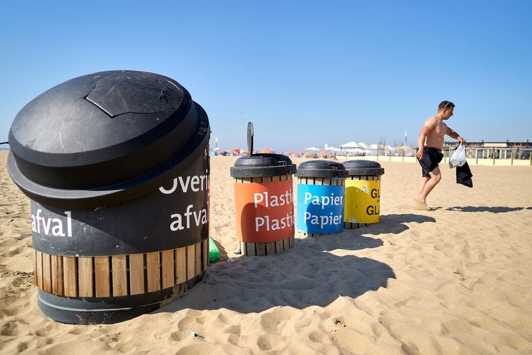 Op het Scheveningse strand staan er meerdere afvalbakken om afval te scheiden. Beeld Phil Nijhuis