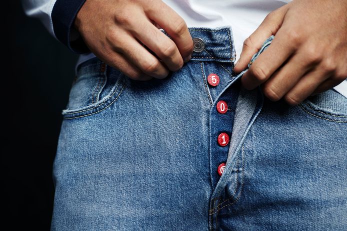 Een limited edition 501® jeans die ontworpen werd voor de 145ste verjaardag van de broek. Van het design zijn er slechts 501 wereldwijd te koop aan € 109,95.