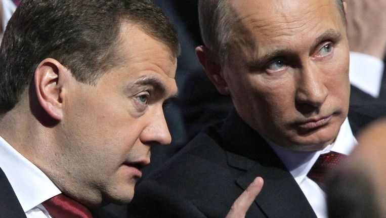 Dmitry Medvedev (L) en Vladimir Poetin eind november in een onderonsje. De zaken lijken er ineens anders voor te staan na de verkiezingen van vandaag. © epa Beeld 