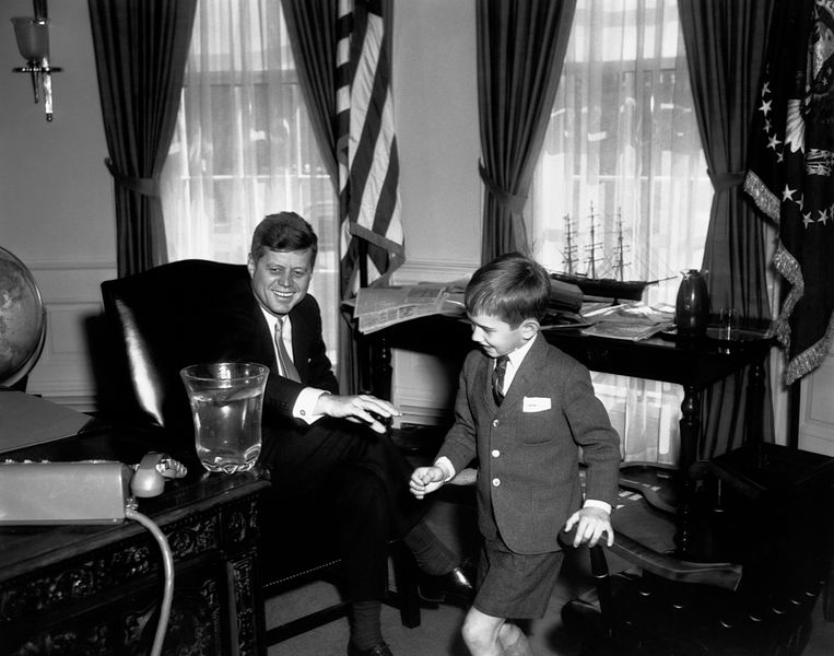 De toenmalige president Kennedy met Robert F. Kennedy Jr., in het Oval Office. Beeld Corbis via Getty Images
