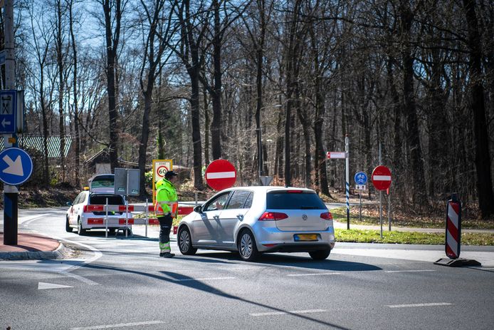 Verkeer kan vanaf de N304 (Otterloseweg) niet de Apeldoornseweg op.