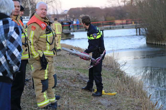 In Helmond vond zaterdagmiddag een zoekactie van de brandweer plaats, nadat een wandelaar een kinderfietsje zag liggen aan de waterkant.