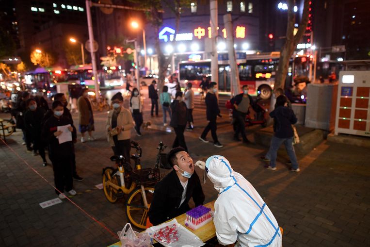 Een inwoner van Wuhan ondergaat een coronatest afgelopen april.  Beeld ANP / AFP