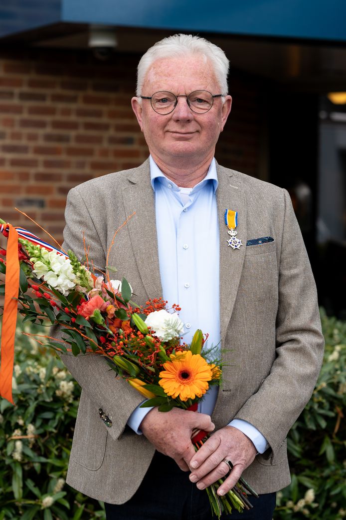 Marinus Schoonewelle (65, Zwartsluis) met de bloemen en het lintje.