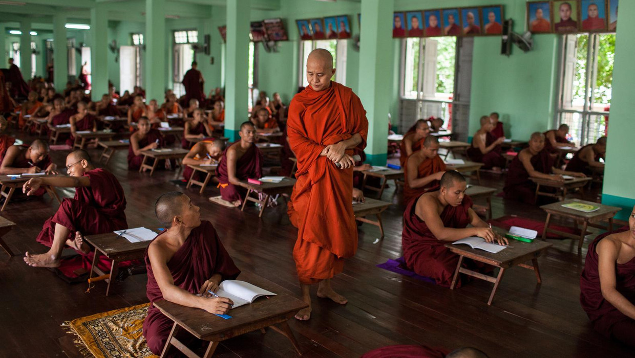 Examen in het boeddhistische Masoeyein-klooster in de Burmese stad Mandalay. De extremistische leider Ashin Wirathu houdt toezicht. Beeld Hollandse Hoogte