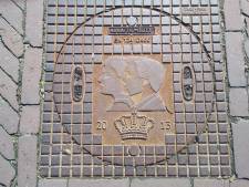 Hier in Amersfoort liggen de koning en koningin op een putdeksel