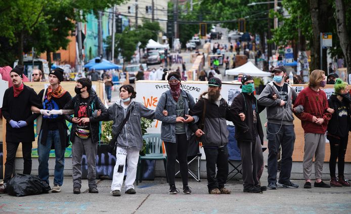 Depuis deux semaines, des manifestants et des activistes occupent le quartier de Capitol Hill à Seattle. Ils ont créé ce qu'ils appellent une zone sans police .