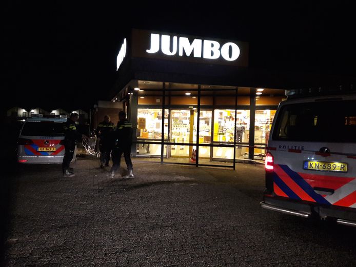 Politie bij de Jumbo in Groesbeek na de overval.