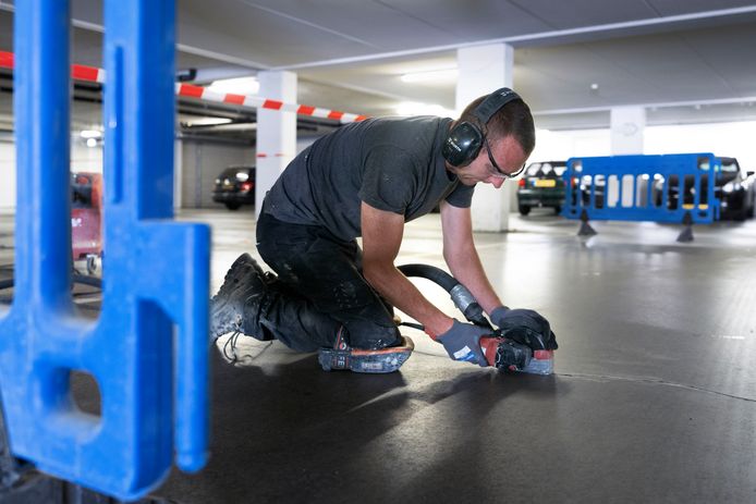 Werk aan de vloer van de Schijndelse parkeergarage Lochtenburg.