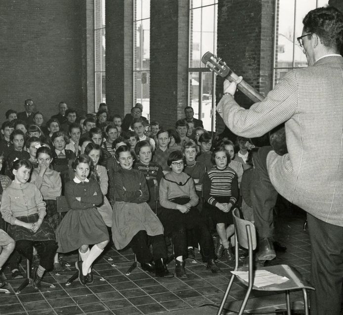Een optreden van Leo Rommerts op de Margeritaschool in 1955.