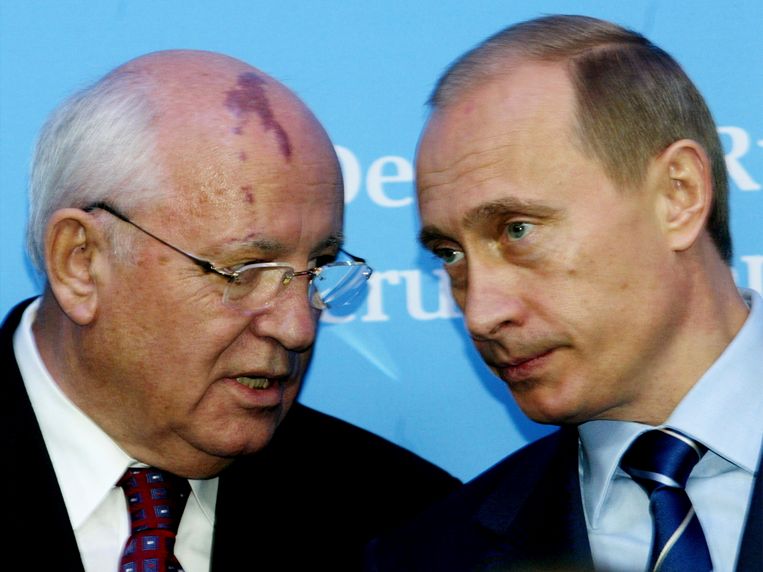Gorbatsjov en Poetin (rechts) in 2004.  Beeld AP