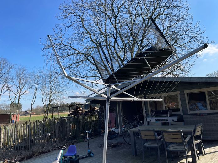 Een stofhoos wierp vanmiddag de trampoline van Vanessa De L'Arbre uit Stokrooie op het tuinhuis in de tuin bij haar woning.