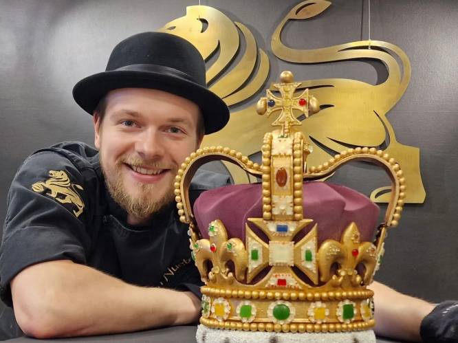 Chocolatier Oliver (24) maakt exacte replica van King Charles’ kroon, inclusief 400 (!) edelstenen in suiker