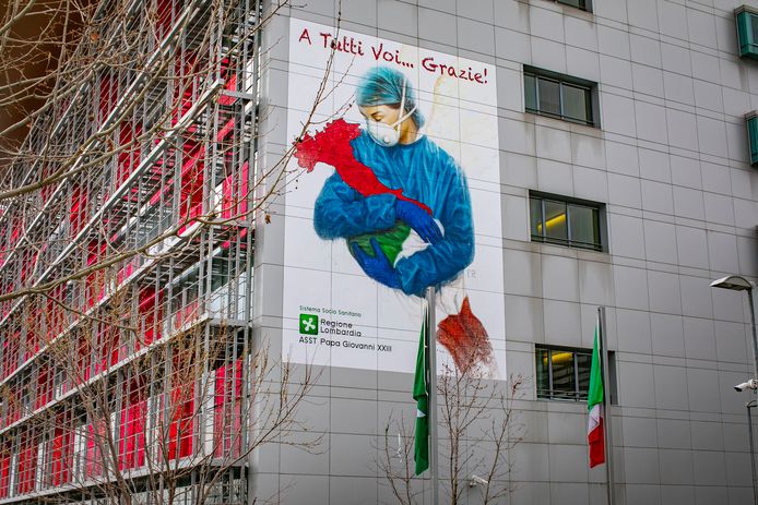 Heel Italië zit ondertussen al dacht dagen in lockdown. Op de foto: een tekening ter ondersteuning van het ziekenhuispersoneel in de noordelijke stad Bergamo.