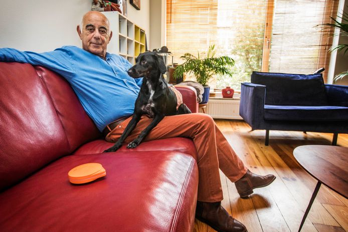 Ad Greaves met zijn hond en een Petaway op de bank.