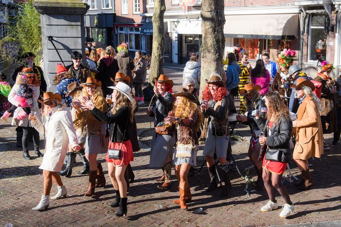 Ook zonder de Baron viert het Ginneken carnaval. Hier op de Markt met het mooie weer. De Daisy's uit Nashville doen een Linedance op de Markt.